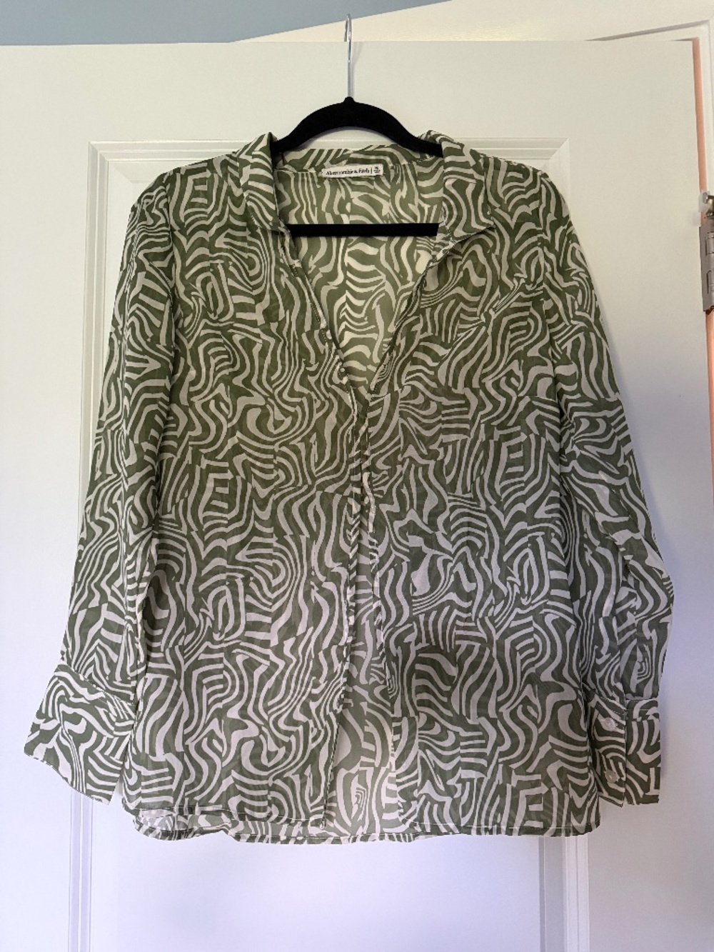 Like New Abercrombie & Fitch Sheer Fly-away Blouse